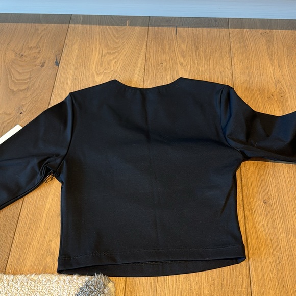 ALC X Bandier cropped black long sleeve top with cutout - Picture 3 of 3